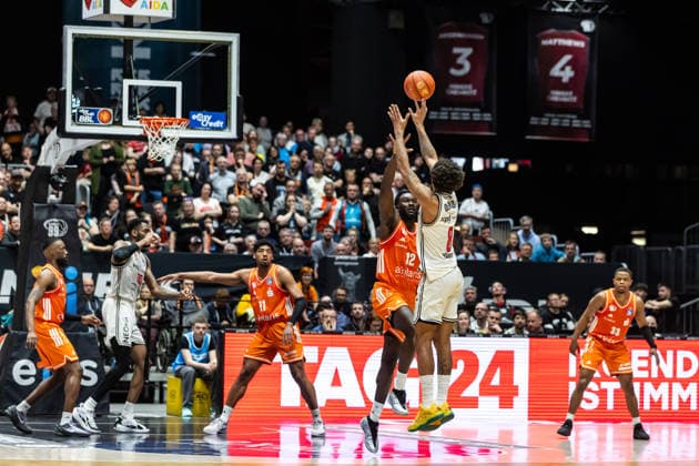 GER, easy Credit Basketball Bundesliga, Niners Chemnitz BMA365 Bamberg Baskets 27 04 2026, Messe, Chemnitz, GER, easy Credit Basketball Bundesliga, Niners Chemnitz BMA365 Bamberg Baskets Demarcus Demonia BMA365 Bamberg Baskets, 8 , Amadou Sow Niners Chemnitz, 12 Foto Alexander Trienitz Chemnitz Messe Sachsen Germany