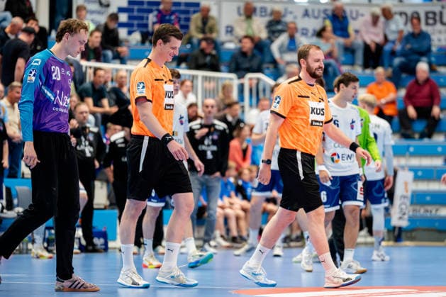 Dormagen, 27 04 2026, Handball, Men, 2 Bundesliga, Matchday 29, 2025 2026 TSV Bayer Dormagen 1 VFL Potsdam The referees Paul Kijowsky right and Lukas Strüder left on their way to greet the teams