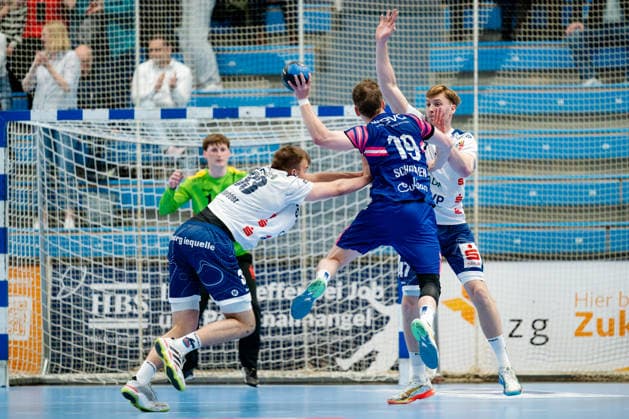 Dormagen, 27 04 2026, Handball, Men, 2 Bundesliga, Matchday 29, 2025 2026 TSV Bayer Dormagen 1 VFL Potsdam Finn Schroven TSV Bayer Dormagen, 19 throwing from the back against the defense of Tim Niclas Schröder 1 VfL Potsdam, 33 and Dustin Kraus 1 VfL Potsdam, 47