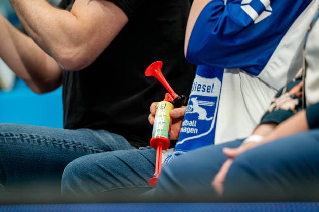 Dormagen, 27 04 2026, Handball, Men, 2 Bundesliga, Matchday 29, 2025 2026 TSV Bayer Dormagen 1 VFL Potsdam Fankultur Trötte bei den Fans der Biesel