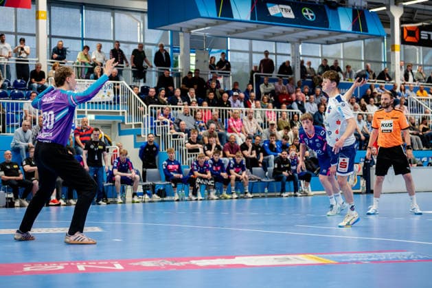 Dormagen, 27 04 2026, Handball, Men, 2 Bundesliga, 29 Matchday, 2025 2026 TSV Bayer Dormagen 1 VFL Potsdam Marvin Siemer 1 VfL Potsdam, 3 at 7 meters against Christian Ole Simonsen TSV Bayer Dormagen, 20