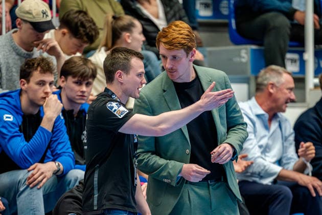 Dormagen, 27 04 2026, Handball, Men, 2 Bundesliga, Matchday 29, 2025 2026 TSV Bayer Dormagen 1 VFL Potsdam Julian Bauer Coach TSV Bayer Dormagen discusses with David Hannes Technical Delegate