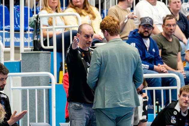 Dormagen, 27 04 2026, Handball, Men, 2 Bundesliga, Matchday 29, 2025 2026 TSV Bayer Dormagen 1 VFL Potsdam Emir Kurtagic Coach 1 VfL Potsdam discusses with David Hannes Technical Delegate