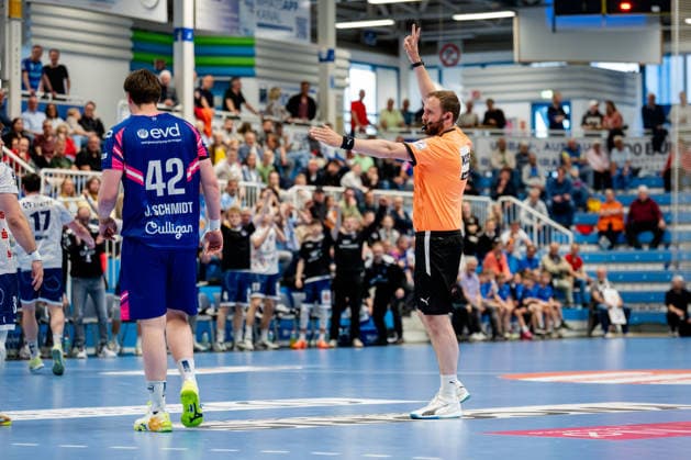 Dormagen, 27 04 2026, Handball, Men, 2 Bundesliga, Matchday 29, 2025 2026 TSV Bayer Dormagen 1 VFL Potsdam Referee Paul Kijowsky gives Jan Schmidt TSV Bayer Dormagen, 42 a 2-minute time penalty