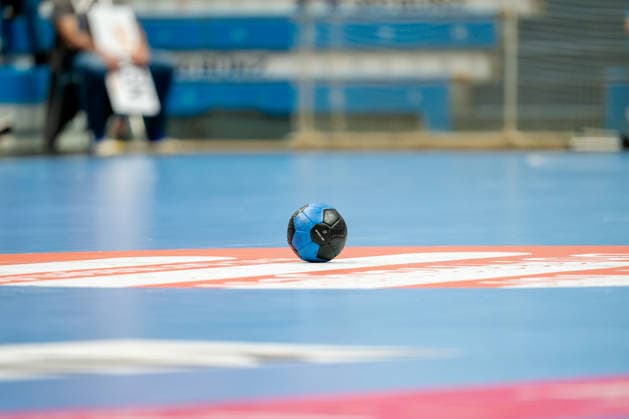 Dormagen, 27 04 2026, Handball, Men, 2 Bundesliga, Matchday 29, 2025 2026 TSV Bayer Dormagen 1 VFL Potsdam Match ball rests on the court during a time-out