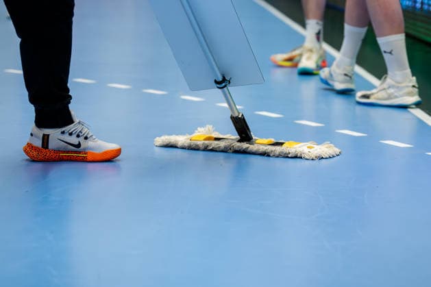 Dormagen, 27 04 2026, Handball, Men, 2 Bundesliga, Matchday 29, 2025 2026 TSV Bayer Dormagen 1 VFL Potsdam Hall wipers in action during the match
