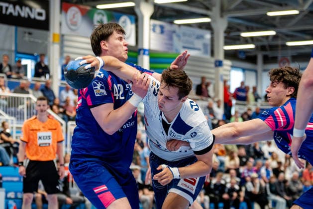 Dormagen, 27 04 2026, Handball, Men, 2 Bundesliga, 29 Matchday, 2025 2026 TSV Bayer Dormagen 1 VFL Potsdam Markus Mahr 1 VfL Potsdam, 6 in duel with Jan Schmidt TSV Bayer Dormagen, 42