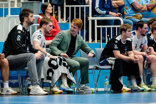 Dormagen, 27 04 2026, Handball, Men, 2 Bundesliga, Matchday 29, 2025 2026 TSV Bayer Dormagen 1 VFL Potsdam David Hannes Technical Delegate in conversation with Nicholas Schley 1 VfL Potsdam, 35 on the bench
