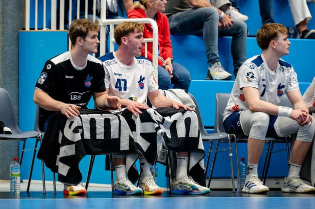 Dormagen, 27 04 2026, Handball, Men, 2 Bundesliga, 29 Matchday, 2025 2026 TSV Bayer Dormagen 1 VFL Potsdam Dustin Kraus 1 VfL Potsdam, 47, mi on the players bench with towel over his legs