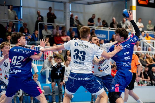 Dormagen, 27 04 2026, Handball, Men, 2 Bundesliga, Matchday 29, 2025 2026 TSV Bayer Dormagen 1 VFL Potsdam Luca Krist TSV Bayer Dormagen, 2 in duel with Davide Bulzamini 1 VfL Potsdam, 8 and Tim Niclas Schröder 1 VfL Potsdam, 33