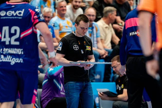 Dormagen, 27 04 2026, Handball, Men, 2 Bundesliga, Matchday 29, 2025 2026 TSV Bayer Dormagen 1 VFL Potsdam Julian Bauer Coach TSV Bayer Dormagen prepares his time-out announcement on the tactics board