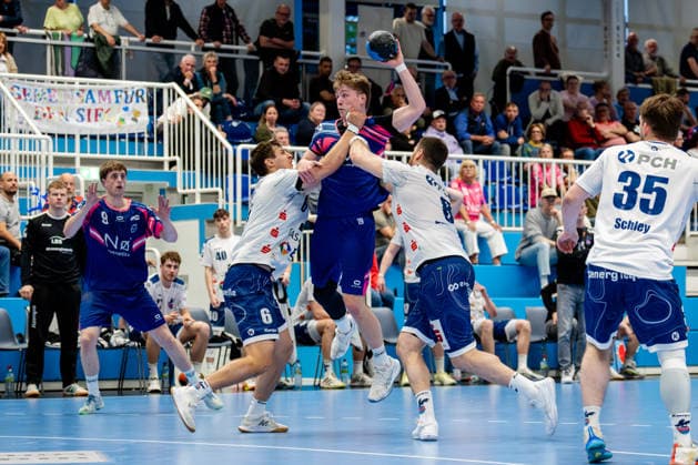 Dormagen, 27 04 2026, Handball, Men, 2 Bundesliga, Matchday 29, 2025 2026 TSV Bayer Dormagen 1 VFL Potsdam Finn Schroven TSV Bayer Dormagen, 19 in duel with Markus Mahr 1 VfL Potsdam, 6, left and Davide Bulzamini 1 VfL Potsdam, 8, right