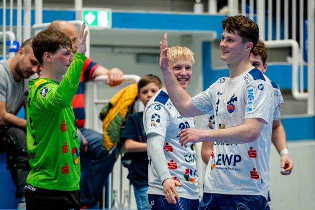 Dormagen, 27 04 2026, Handball, Men, 2 Bundesliga, Matchday 29, 2025 2026 TSV Bayer Dormagen 1 VFL Potsdam Joy over the seven-meter victory on the players bench from scorer Marvin Siemer 1 VfL Potsdam, 3, right and Frederik Höler 1 VfL Potsdam, 1, left and in the background Tim Hildenbrand 1 VfL Potsdam, 20, mi
