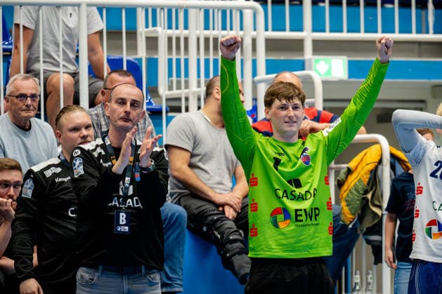 Dormagen, 27 04 2026, Handball, Men, 2 Bundesliga, Matchday 29, 2025 2026 TSV Bayer Dormagen 1 VFL Potsdam Frederik Höler 1 VfL Potsdam, 1 cheers on the players bench and Emir Kurtagic Coach 1 VfL Potsdam applauds