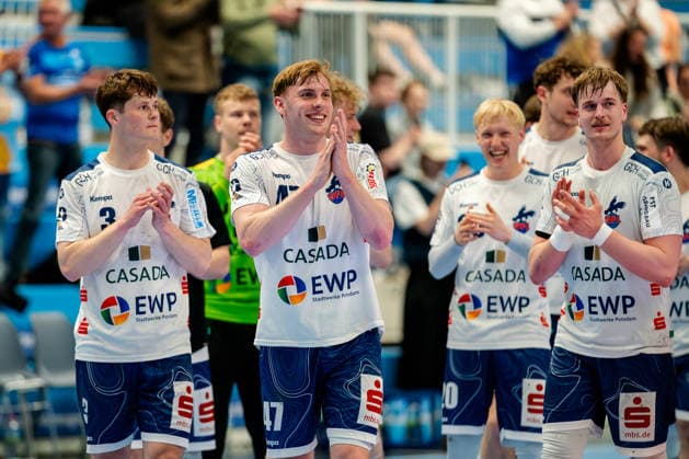 Dormagen, 27 04 2026, Handball, Men, 2 Bundesliga, Matchday 29, 2025 2026 TSV Bayer Dormagen 1 VFL Potsdam Happy faces after the game at the Potsdam team from left to right Marvin Siemer 1 VfL Potsdam, 3 , Dustin Kraus 1 VfL Potsdam, 47 , Tim Hildenbrand 1 VfL Potsdam, 20 and Nicolas Paulnsteiner 1 VfL Potsdam, 7