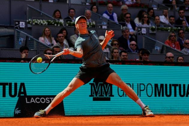 Mutua Madrid Open - Day Nine MADRID, SPAIN - APRIL 28: Jannik Sinner of Italy plays a backhand against Cameron Norrie of Great Britain during the Men™s Singles Round of 16 match at La Caja Magica on April 28, 2026 in Madrid, Spain. Madrid Spain  Copyright: xJosexBretonx originalFilename:bretonhernandez-mutuamad260428_npMX4.jpg