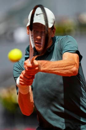 Mutua Madrid Open - Day Nine MADRID, SPAIN - APRIL 28: Jannik Sinner of Italy plays a backhand against Cameron Norrie of Great Britain during the Men™s Singles Round of 16 match at La Caja Magica on April 28, 2026 in Madrid, Spain. Madrid Spain  Copyright: xJosexBretonx originalFilename:bretonhernandez-mutuamad260428_npKCR.jpg