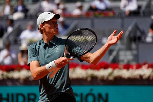 Mutua Madrid Open - Day Nine MADRID, SPAIN - APRIL 28: Jannik Sinner of Italy plays a backhand against Cameron Norrie of Great Britain during the Men™s Singles Round of 16 match at La Caja Magica on April 28, 2026 in Madrid, Spain. Madrid Spain  Copyright: xJosexBretonx originalFilename:bretonhernandez-mutuamad260428_np9zF.jpg