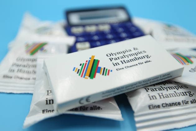 Gummibärchen und eine Packung Buntstifte der Hamburger Olympia-Kampagne mit dem Motto: Olympia und Paralympics in Hamburg. Eine Chance für alle , liegen neben einem Taschenrechner auf einem Tisch. Die Gegner einer Bewerbung der Hansestadt für Sommerspiele monieren, dass der Senat eine geschönte Kalkulation für eine Austragung der Spiele vorgelegt hat, da in dieser keine Sicherheitskosten veranschlagt worden sind. Symbolbild Symbolfoto. Schnelsen Hamburg *** Gummy bears and a pack of colored pencils from the Hamburg Olympic campaign with the slogan Olympics and Paralympics in Hamburg A chance for all , lie next to a calculator on a table Opponents of the Hanseatic citys bid for the Summer Games complain that the Senate has presented a falsified calculation for hosting the Games, as it does not include any security costs Symbolic image Symbolic image Schnelsen Hamburg