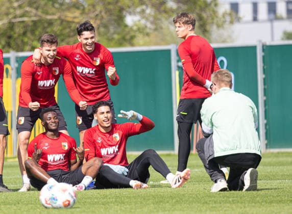 Trainingsspiel-Sieger-Foto, hinten Elvis Rexhbecaj (FC Augsburg 8), Fabian Rieder (FC Augsburg 32), vorne: Uchenna Ogundu (FC Augsburg 39) und Noah George (Torwart FC Augsburg II); FC Augsburg, Training, *** Training match winner photo, back Elvis Rexhbecaj FC Augsburg 8 , Fabian Rieder FC Augsburg 32 , front Uchenna Ogundu FC Augsburg 39 and Noah George goalkeeper FC Augsburg II FC Augsburg, training, B-HAUPT