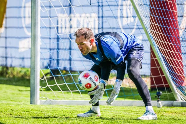Training on 28 04 26, Men, Soccer, Season 2025 2026, 2 Liga, Karlsruher SC Goalkeeper Robin Himmelmann KSC 30 holds the ball Karlsruhe Wildparkstadion Baden Württemberg Germany