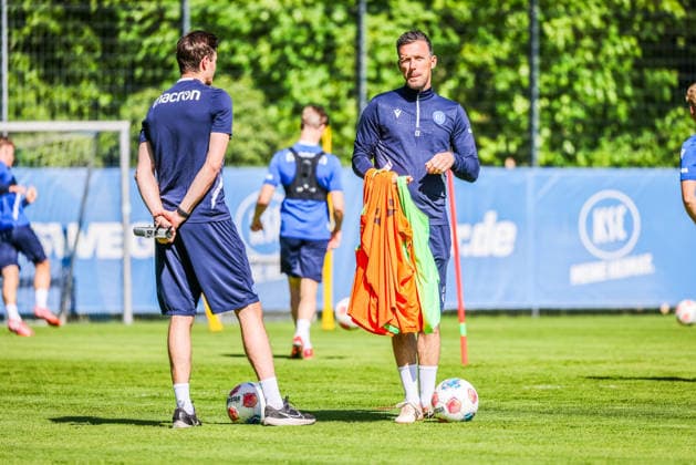 Training on 28 04 26, Men, Soccer, Season 2025 2026, 2 Liga, Karlsruher SC Christian Eichner KSC Trainer handing out the training bibs Karlsruhe Wildparkstadion Baden Württemberg Germany
