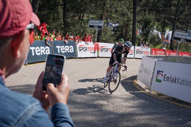 61st Presidential Cycling Tour of Turkiye MUGLA, TURKIYE - APRIL 28: Cyclists compete in a tight pack during the 132-kilometer Marmaris-Kiran route on April 28, 2026 in Mugla, Turkiye. This event represents the third stage of the 8-stage 61st Presidential Cycling Tour of Turkiye (TUR 2026), which is the only race in the country categorized as a ProSeries event on the UCI Europe Tour calendar. The competition is organized by the Turkish Cycling Federation under the auspices of the Presidency and with support from the Ministry of Youth and Sports. Ahmet Serdar Eser Anadolu Mugla Turkey. Editorial use only. Please get in touch for any other usage.  Copyright: x2026xAnadoluxAhmetxSerdarxEserx