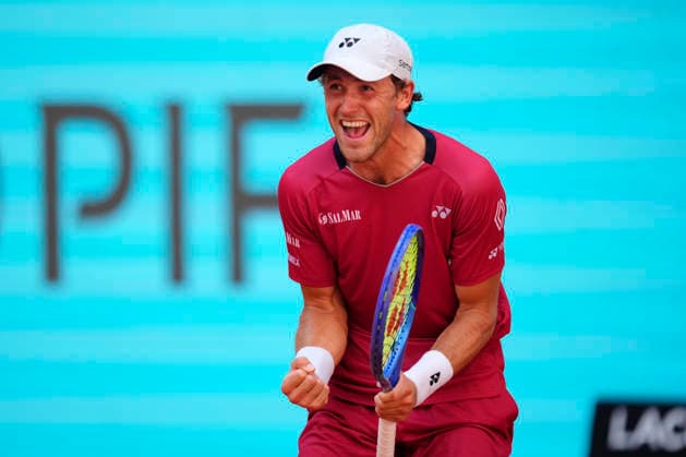 Mutua Madrid Open - Day Nine MADRID, SPAIN - APRIL 28: Casper Ruud of Norway celebrates the victory against Stefanos Tsitsipas of Greece during their Men™s Singles Round of 16 match at Arantxa Sanchez Stadium on day nine of the Mutua Madrid Open at La Caja Magica on April 28, 2026 in Madrid, Spain. Madrid Spain  Copyright: xJosexBretonx originalFilename:bretonhernandez-mutuamad260428_npkEL.jpg