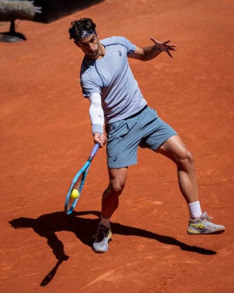 Mutua Madrid Open - Day Nine MADRID, SPAIN - APRIL 28: Lorenzo Musetti of Italy plays a forehand against Jiri Lehecka of Czech Republic during the Men s Singles Round of 16 match during the Mutua Madrid Open 2026 tournament celebrated at La Caja Magica on April 28, 2026 in Madrid, Spain. Madrid La Caja Magica Madrid Spain Copyright: xAlbertoxGardinx AGardin_20260428_Tennis_Madrid_Day9_0634