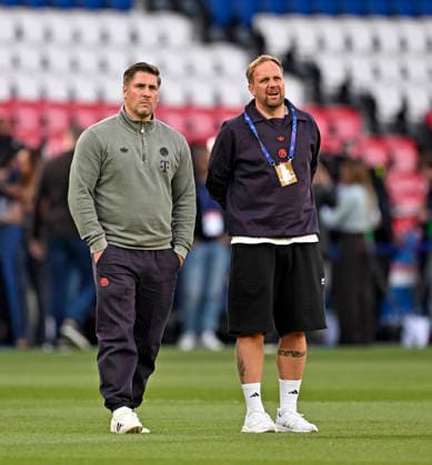 28 04 2026, Football UEFA Championsleague 2025 2026 semi-final first leg, Paris St Germain FC Bayern Munich, at the Parc de Princes stadium in Paris France Co coach Aaron Danks Bayern Munich in conversation, f l x, Co coach Aaron Danks Bayern Munich DFL and DFB regulations prohibit any use of photographs as image sequences and or quasi video