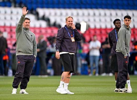 28 04 2026, Football UEFA Championsleague 2025 2026 semi-final first leg, Paris St Germain FC Bayern Munich, at the Parc de Princes stadium in Paris France Co coach Aaron Danks Bayern Munich in conversation, f l x, Co coach Aaron Danks Bayern Munich , Alphonso Davies FC Bayern Munich and Aleksandar Pavlovic FC Bayern Munich DFL and DFB regulations prohibit any use of photographs as image sequences and or quasi video