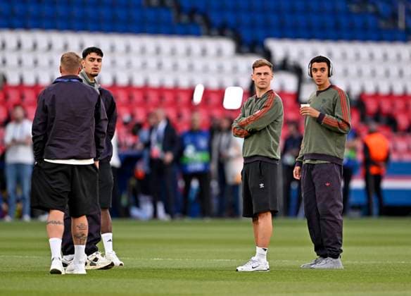 28 04 2026, Football UEFA Championsleague 2025 2026 semi-final first leg, Paris St Germain FC Bayern Munich, at the Parc de Princes stadium in Paris France Co coach Aaron Danks Bayern Munich in conversation, from l Co coach Aaron Danks Bayern Munich , Aleksandar Pavlovic FC Bayern Munich , Joshua Kimmich FC Bayern Munich and Jamal Musiala Bayern Munich DFL and DFB regulations prohibit any use of photographs as image sequences and or quasi video