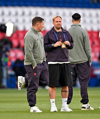 28 04 2026, Football UEFA Championsleague 2025 2026 semi-final first leg, Paris St Germain FC Bayern Munich, at the Parc de Princes stadium in Paris France Co coach Aaron Danks Bayern Munich in conversation DFL and DFB regulations prohibit any use of photographs as image sequences and or quasi video