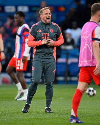 28 04 2026, Football UEFA Championsleague 2025 2026 semi-final first leg, Paris St Germain FC Bayern Munich, at Parc de Princes stadium in Paris France Co coach Aaron Danks Bayern Munich DFL and DFB regulations prohibit any use of photographs as image sequences and or quasi video