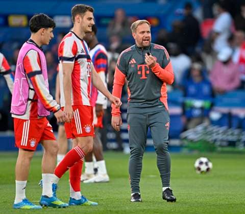 28 04 2026, Football UEFA Championsleague 2025 2026 semi-final first leg, Paris St Germain FC Bayern Munich, at the Parc de Princes stadium in Paris France v l Josip Stanisic Bayern Munich and co-coach Aaron Danks Bayern Munich DFL and DFB regulations prohibit any use of photographs as image sequences and or quasi video