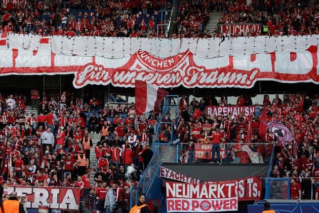 2026 04 27 Paris, Parc des Princes UEFA Champions League semi-final Paris Saint Germain FC Bayern Muenchen v l , FC Bayern Muenchen fans, atmosphere, scarves, jerseys, emotions before the match Copyright: AntonioxBorga