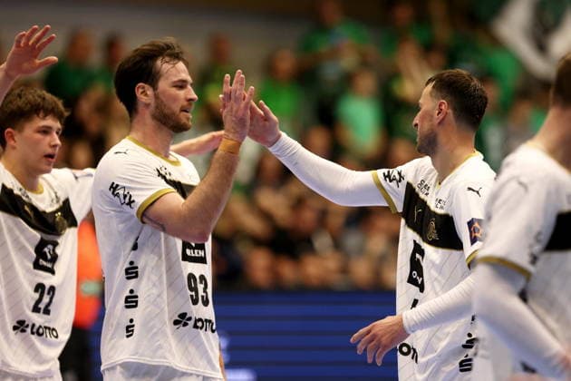 Croatia, Nasice, 280426. Handball match of the quarterfinals of the European League, Nexe - Kiel. In the photo: Veron Nacinovic, Domagoj Duvnjak. Photo: Marin Franov CROPIX Copyright: xxMarinxFranovx nexe_kiel30-280426