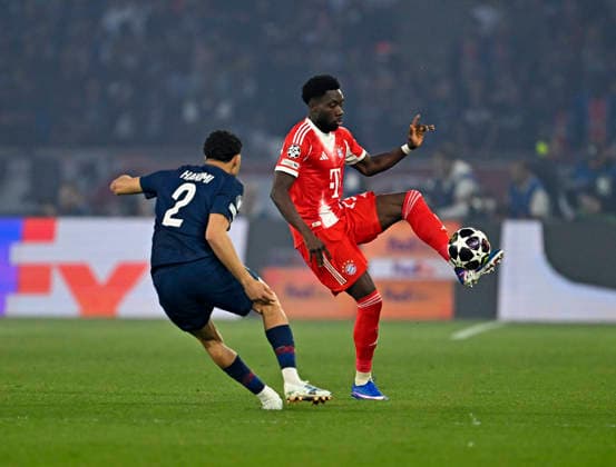 28 04 2026, Football UEFA Champions League 2025 2026 semi-final first leg, Paris St Germain FC Bayern Munich, at Parc de Princes stadium in Paris France v l Achraf Hakimi FC Paris Saint Germain v Alphonso Davies FC Bayern Munich DFL and DFB regulations prohibit any use of photographs as image sequences and or quasi video