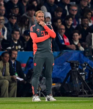 28 04 2026, Football UEFA Championsleague 2025 2026 semi-final first leg, Paris St Germain FC Bayern Munich, at Parc de Princes stadium in Paris France Co coach Aaron Danks Bayern Munich DFL and DFB regulations prohibit any use of photographs as image sequences and or quasi video