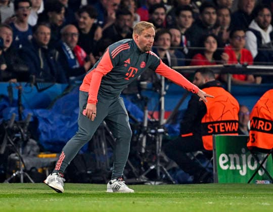 28 04 2026, Football UEFA Championsleague 2025 2026 semi-final first leg, Paris St Germain FC Bayern Munich, at the Parc de Princes stadium in Paris France Co coach Aaron Danks Bayern Munich on the touchline, replacing coach Vincent Kompany FC Bayern Munich today DFL and DFB regulations prohibit any use of photographs as image sequences and or quasi video