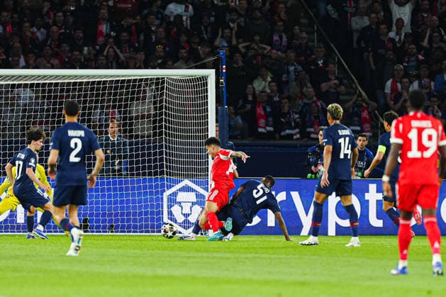 Foul Willian Pacho Paris St Germain, 51 on Luis Diaz FC Bayern Munich, 14 FRA, Paris St Germain vs FC Bayern Munich, Football, UEFA Champions League, Semi-final, 2025 2026 season, 28 04 2026 FRA, Paris St Germain vs FC Bayern Munich, Football, UEFA Champions League, Semi-final, 2025 2026 season, 28 04 2026 Paris Copyright: xEibner-Pressefoto MarcelxvonxFehrnx EP_MFN
