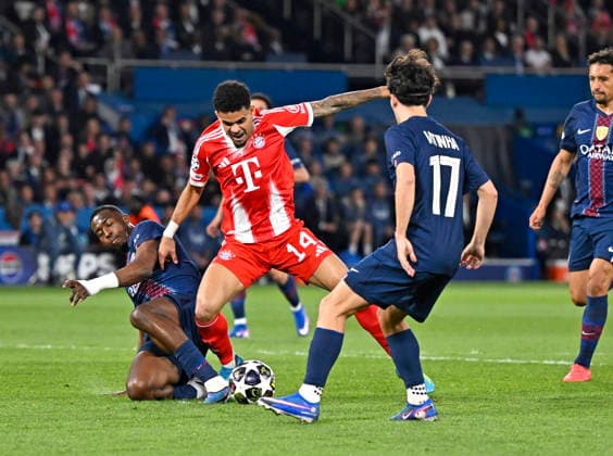 28 04 2026, Football UEFA Championsleague 2025 2026 semi-final first leg, Paris St Germain FC Bayern Munich, at Parc de Princes stadium in Paris France Willian Pacho FC Paris Saint Germain vs Luis Diaz FC Bayern Munich DFL and DFB regulations prohibit any use of photographs as image sequences and or quasi video