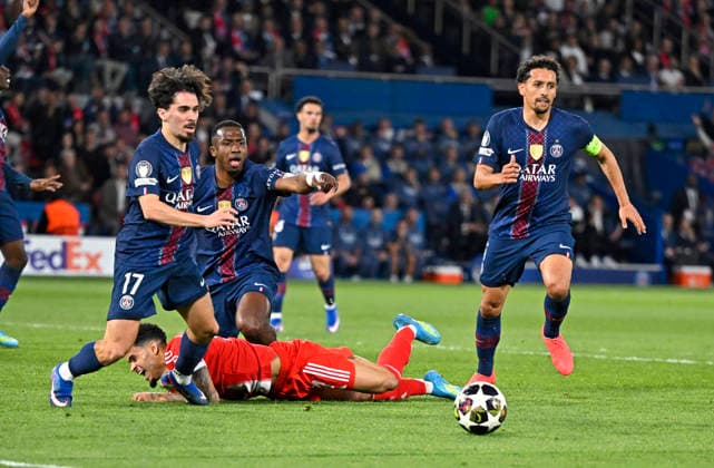 28 04 2026, Football UEFA Championsleague 2025 2026 semi-final first leg, Paris St Germain FC Bayern Munich, at the Parc de Princes stadium in Paris France Luis Diaz FC Bayern Munich on the ground DFL and DFB regulations prohibit any use of photographs as image sequences and or quasi video