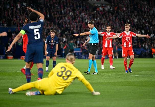 28 04 2026, Football UEFA Championsleague 2025 2026 semi-final first leg, Paris St Germain FC Bayern Munich, at the Parc de Princes stadium in Paris France Sandro Schärer SUI points to the penalty spot DFL and DFB regulations prohibit any use of photographs as image sequences and or quasi video