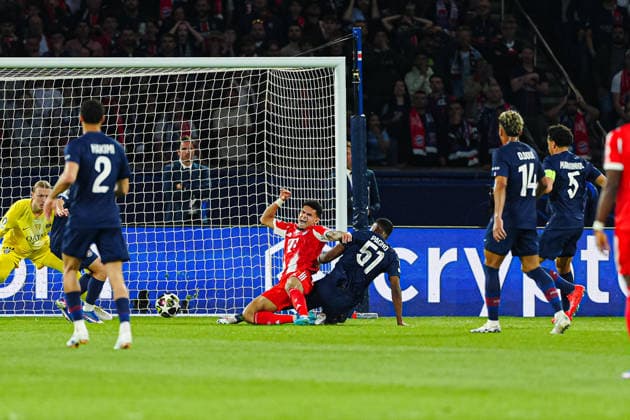 Foul Willian Pacho Paris St Germain, 51 on Luis Diaz FC Bayern Munich, 14 FRA, Paris St Germain vs FC Bayern Munich, Football, UEFA Champions League, Semi-final, 2025 2026 season, 28 04 2026 FRA, Paris St Germain vs FC Bayern Munich, Football, UEFA Champions League, Semi-final, 2025 2026 season, 28 04 2026 Paris Copyright: xEibner-Pressefoto MarcelxvonxFehrnx EP_MFN