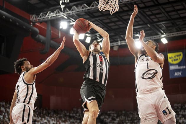 Cosea JL Bourg v Besiktas GAIN - EuroCup Final BOURG-EN-BRESSE, FRANCE - APRIL 28: Berk Ugurlu of Besiktas GAIN in action against Darius McGhee of Cosea JL Bourg during EuroCup basketball final match between Besiktas GAIN and Cosea JL Bourg at the Ekinox in Bourg-en-Bresse France on April 28, 2026. Elyxandro Cegarra Anadolu Bourg-en-Bresse France. Editorial use only. Please get in touch for any other usage.  Copyright: x2026xAnadoluxElyxandroxCegarrax