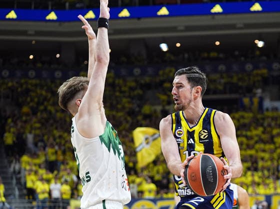 Fenerbahce Beko v Zalgiris - EuroLeague ISTANBUL, TURKIYE - APRIL 28: Nando De Colo (R) of Fenerbahce Beko in action during the EuroLeague Play-off match between Fenerbahce Beko and Zalgiris at Ulker Sports and Event Hall in Istanbul, Turkiye on April 28, 2026. Esra Bilgin Anadolu Istanbul Turkey. Editorial use only. Please get in touch for any other usage.  Copyright: x2026xAnadoluxEsraxBilginx