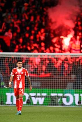 28 04 2026, Football UEFA Champions League 2025 2026 semi-final first leg, Paris St Germain FC Bayern Munich, at the Parc de Princes stadium in Paris France Luis Diaz FC Bayern Munich hangs his head after the 1 1 DFL and DFB regulations prohibit any use of photographs as image sequences and or quasi video