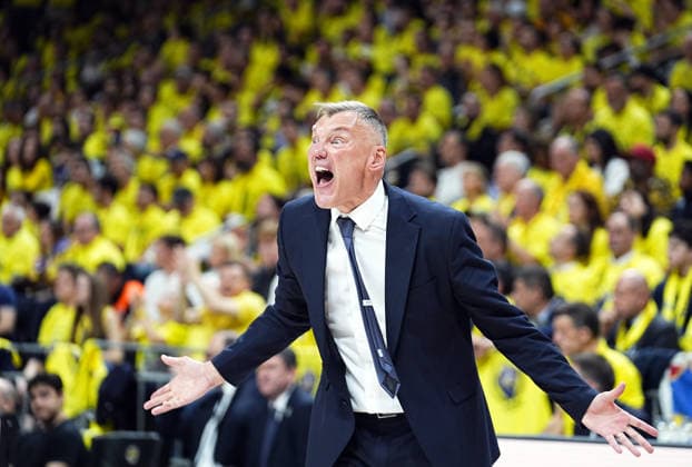 Fenerbahce Beko v Zalgiris - EuroLeague ISTANBUL, TURKIYE - APRIL 28: Head coach of Fenerbahce Beko Sarunas Jasikevicius gives tactics during the EuroLeague play-off first match between Fenerbahce Beko and Zalgiris at Ulker Sports and Event Hall in Istanbul, Turkiye on April 28, 2026. Esra Bilgin Anadolu Istanbul Turkey. Editorial use only. Please get in touch for any other usage.  Copyright: x2026xAnadoluxEsraxBilginx
