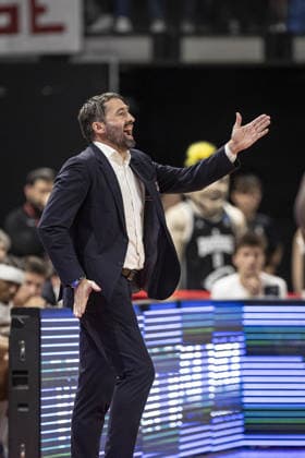 Cosea JL Bourg v Besiktas GAIN - EuroCup Final BOURGUE-EN-BRESSE, FRANCE - APRIL 28: Head coach of Cosea JL Bourg Fauthoux frederic gives tactics during the final EuroCup basketball match between Besiktas GAIN and Cosea JL Bourg at the Ekinox in Bourg-en-Bresse France on April 28, 2026. Elyxandro Cegarra Anadolu Bourg-en-Bresse France. Editorial use only. Please get in touch for any other usage.  Copyright: x2026xAnadoluxElyxandroxCegarrax